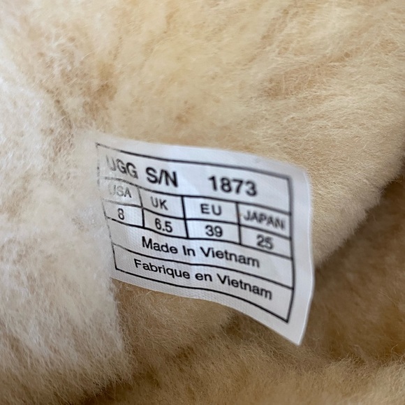 UGG Bailey Triplet Button (8) Chestnut-Good condition! - Picture 6 of 9